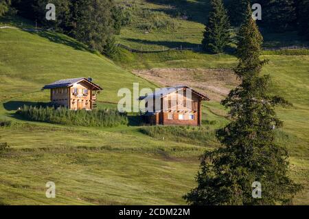 FIE AM SCHLERN, SÜDTIROL/ITALIEN - 8. AUGUST 2020: Blick auf typische tiroler Bauwerke in der Nähe von Fie am Schlern, Südtirol, Italien Stockfoto