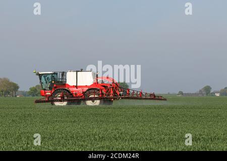 Pflanzenschutzmittel Anwendung in einem Feld, Niederlande, Groningen Stockfoto