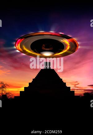 Nicht identifiziertes fliegendes Objekt (UFO) über einer Maya-Pyramide, Illustration. Stockfoto