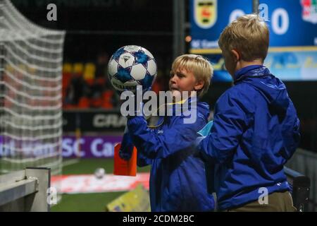 LEEUWARDEN, NIEDERLANDE - 28. AUGUST: Ballenjongen von Cambuur putzt den Ball wegen COVID während des Keukenkampioen-Division-Spiels zwischen Cambuur und NEC am 28. August 2020 in Leeuwarden, Niederlande. *** Local Caption *** Ballenjongen Reinigung des Balls wegen COVID Stockfoto