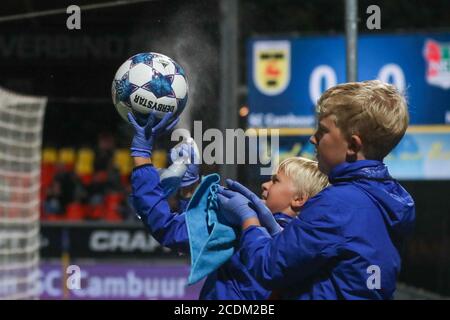 LEEUWARDEN, NIEDERLANDE - 28. AUGUST: Ballenjongen von Cambuur putzt den Ball wegen COVID während des Keukenkampioen-Division-Spiels zwischen Cambuur und NEC am 28. August 2020 in Leeuwarden, Niederlande. *** Local Caption *** Ballenjongen Reinigung des Balls wegen COVID Stockfoto