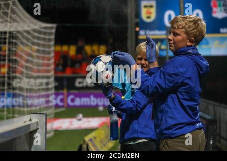 LEEUWARDEN, NIEDERLANDE - 28. AUGUST: Ballenjongen von Cambuur putzt den Ball wegen COVID während des Keukenkampioen-Division-Spiels zwischen Cambuur und NEC am 28. August 2020 in Leeuwarden, Niederlande. *** Local Caption *** Ballenjongen Reinigung des Balls wegen COVID Stockfoto