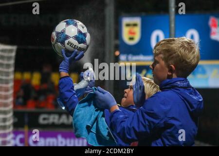 LEEUWARDEN, NIEDERLANDE - 28. AUGUST: Ballenjongen von Cambuur putzt den Ball wegen COVID während des Keukenkampioen-Division-Spiels zwischen Cambuur und NEC am 28. August 2020 in Leeuwarden, Niederlande. *** Local Caption *** Ballenjongen Reinigung des Balls wegen COVID Stockfoto