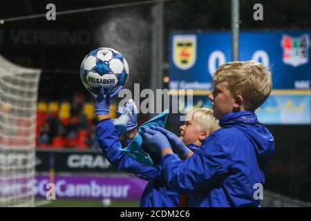 LEEUWARDEN, NIEDERLANDE - 28. AUGUST: Ballenjongen von Cambuur putzt den Ball wegen COVID während des Keukenkampioen-Division-Spiels zwischen Cambuur und NEC am 28. August 2020 in Leeuwarden, Niederlande. *** Local Caption *** Ballenjongen Reinigung des Balls wegen COVID Stockfoto