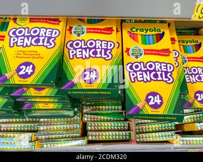 Orlando, FL/USA-7/19/20: Eine Ausstellung von Crayola-Buntstiften im Schulversorgungsgang in einem Walmart in Orlando, Florida. Stockfoto