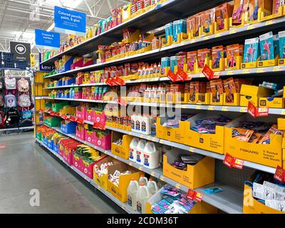 Orlando, FL/USA-7/19/20: Der Schulversorgungsgang in einem Walmart in Orlando, Florida. Stockfoto