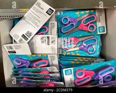 Orlando, FL/USA-7/19/20: Ein Papierkorb mit Pen Gear Kinderscheren im Schulvorrat Gang in einem Walmart in Orlando, Florida. Stockfoto