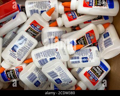 Orlando, FL/USA-7/19/20: Eine Mülltonne von Elmers Glue im Schulversorgungsgang bei einem Walmart in Orlando, Florida. Stockfoto