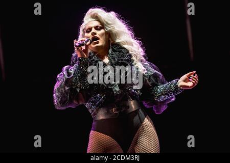 RuPauls Drag Race Gewinner, Drag Queen DIE Vivienne tritt auf der Bühne in der Virgin Money Unity Arena. Stockfoto