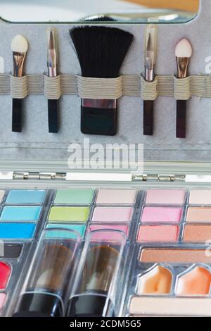 Bunten Lidschatten mit Kosmetik Pinsel. Lidschatten Make-up Palette. Bunten Lidschatten Make-up. Stockfoto