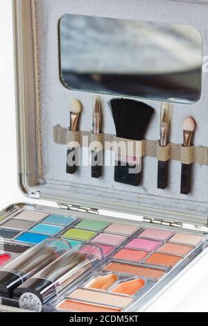 Bunten Lidschatten mit Kosmetik Pinsel. Lidschatten Make-up Palette. Bunten Lidschatten Make-up. Stockfoto