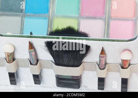 Bunten Lidschatten mit Kosmetik Pinsel. Lidschatten Make-up Palette. Bunten Lidschatten Make-up. Stockfoto