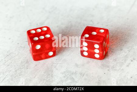 Zwei durchscheinende rote Würfelwürfelwürfelchen auf weißem Brett, das Centerfield zeigt Neun / Nina (Nummer 6 und 3) Stockfoto
