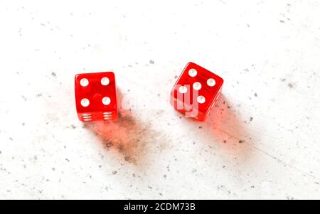 Zwei rote Würfelspiel-Würfel zeigen Centerfield Nine / Nina (Nummer 4 und 5) Overhead-Aufnahme auf Whiteboard Stockfoto
