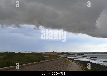 Meeresmauer am Cliffe RSPB Naturschutzgebiet Blick nach Süden in sehr stürmischen Himmel Ende August 2020. Hoo Peninsula, Kent, England Stockfoto