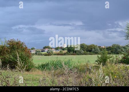 Entfernte St. Helen's Kirche aus dem Norden gesehen Kent Sümpfe in der Nähe von Cliffe auf der Hoo Halbinsel an einem stürmischen Augusttag. Stockfoto