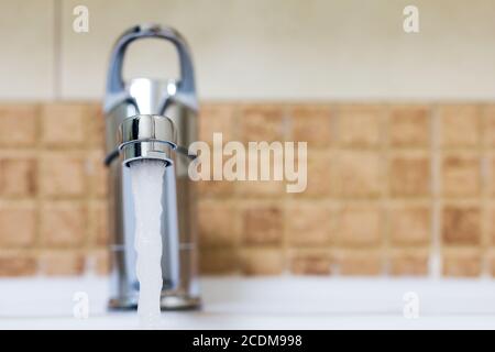 Chrom Waschbecken mit modernem Design in Bad Stockfoto