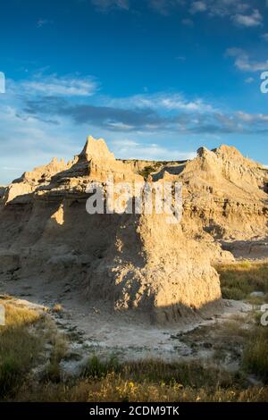 Panaroma of Sun scheint auf Gipfeln mit blauem Himmel im Badlands National Park, South Dakota Stockfoto