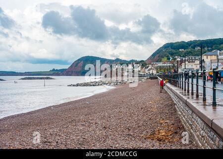 Ein Blick entlang Sidmouth Beach in South Devon, Großbritannien an einem bewölkten und nassen Tag am Ende des britischen Sommers. Der Strand ist leer. Stockfoto