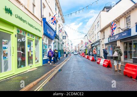 Um die soziale Distanzierung als Folge des Coronavirus zu unterstützen, ist das Parken auf der Fore Street in Sidmouth, Devon, Großbritannien, durch enge Gehwege eingeschränkt. Stockfoto