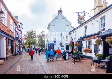 Ein Blick auf die Old Fore Street im Zentrum von Sidmouth in South Devon, Großbritannien. Stockfoto