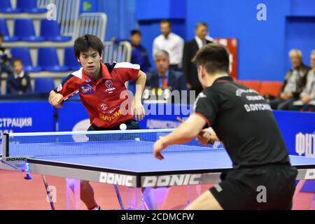 Orenburg, Russland - 28. September 2017: Junge konkurrieren in der European Champions League Spiel Tischtennis 'Fackel-Gazprom, Russland und 'K.S. DARTOM DJGORIA Stockfoto