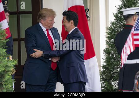 Washington, Vereinigte Staaten Von Amerika. April 2019. Präsident Donald J. Trump begrüßt japanischen Premierminister Shinzo Abe Freitag, 26. April 2019, in der Lobby des Weißen Hauses im Westflügel Menschen: Präsident Donald Trump, japanischer Premierminister Shinzo Abe Kredit: Storms Media Group/Alamy Live News Stockfoto