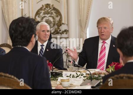 Palm Beach, FL - WOCHE VOM 16. APRIL: Präsident Donald J. Trump, begleitet von Vizepräsident Mike Pence, nimmt am Mittwoch, dem 18. April 2018, an einem Arbeitsessen Teil und spricht den japanischen Premierminister Shinzo Abe und seine Delegation im Gold- und weißen Raum in Mar-a-Lago in Palm Beach, FL. Personen: Präsident Donald J. Trump, mit Vizepräsident Mike Pence Credit: Storms Media Group/Alamy Live News Stockfoto