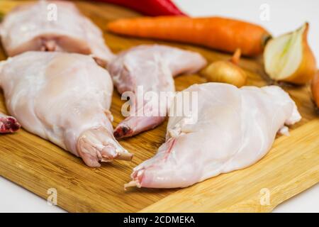 Einige Stücke von rohem Fleisch mit Gemüse und Gewürzen Stockfoto