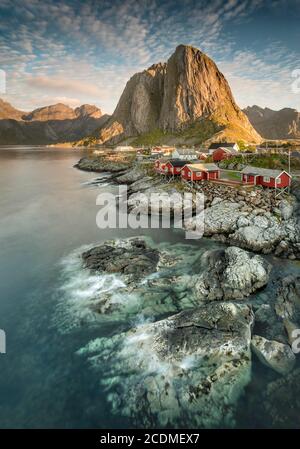 Rote Holzhäuser Rorbu, Rorbu Fischerhütten, Rorbu Fjord, Reinefjords, in der hinteren Bergkette von Festhaeltinten, Hamnoy, Moskenesoya Stockfoto