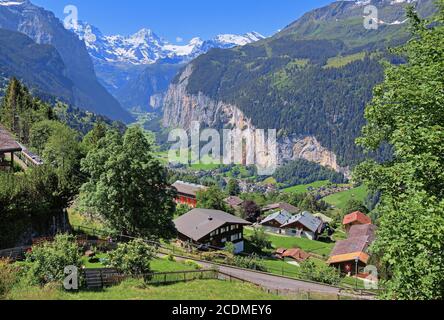 Häuser am Rande des Dorfes mit Lauterbrunnental und Breithorn, Wengen, Jungfrau Region, Berner Oberland, Kanton Bern, UNESCO Welt Stockfoto