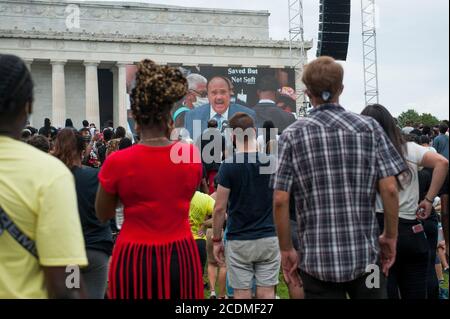 Das Bild von Martin Luther King III ist auf einem Monitor in der Menge zu sehen, während er seine Rede während des "Get Your Knee Off Our Necks" Marsch auf Washington am Lincoln Memorial in Washington, DC., Freitag, 28. August 2020. Kredit: Rod Lampey/CNP Verwendung weltweit Stockfoto