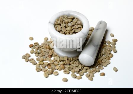 Grüner Kaffee, grüne Kaffeebohnen in einer Schüssel mit Mörtel, Deutschland Stockfoto