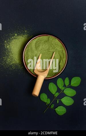 Moringa Pulver in Schale und Moringa Blätter, Deutschland Stockfoto