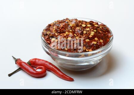 Chilischoten in Glasschüssel und Chilischoten, Deutschland Stockfoto