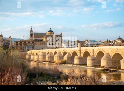 Puente Romano, römische Brücke über Rio Guadalquivir, hinter Mezquita, Catedral de Cordoba, Cordoba, Andalusien, Spanien Stockfoto