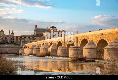 Puente Romano, römische Brücke über Rio Guadalquivir, hinter Mezquita, Catedral de Cordoba, Cordoba, Andalusien, Spanien Stockfoto