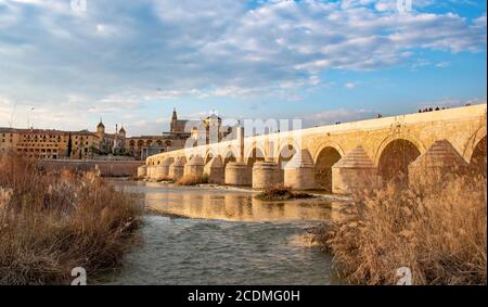 Puente Romano, römische Brücke über Rio Guadalquivir, hinter Mezquita, Catedral de Cordoba, Cordoba, Andalusien, Spanien Stockfoto