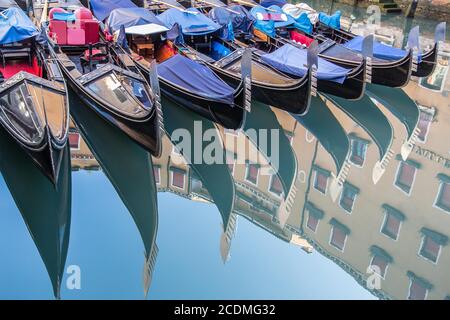 Venezianische Gondeln spiegeln sich im Wasser, Bacino Orseolo, in der Nähe des Markusplatzes, Venedig, Italien Stockfoto