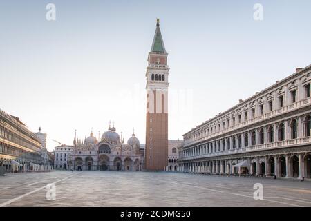 Blick auf den verlassenen Markusplatz mit der Markusplatzes und dem Campanile, dem Markusplatz, Venedig, Italien Stockfoto