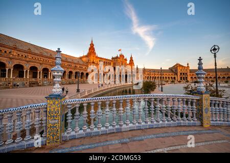 Brücke über den Kanal, Brückengeländer mit bemalten Azulejo-Fliesen, Plaza de Espana im Abendlicht, Sevilla, Andalusien, Spanien Stockfoto