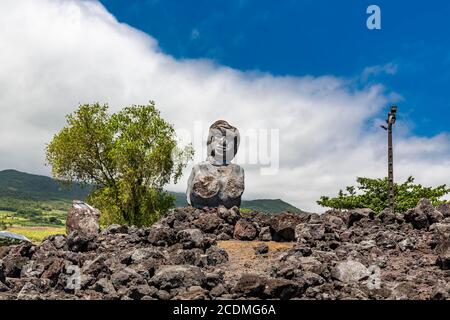 La Metisse 77, Denkmal für den Vulkanausbruch des Piton de la Fournaise im März 1977, Skulptur in Basalt, gemeinsame Arbeit von Bildhauern aus Stockfoto