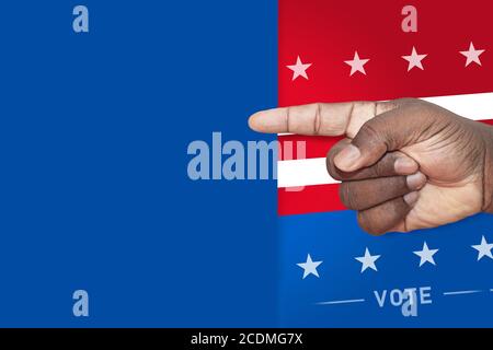 Die Hand eines afroamerikanischen Mannes zeigt auf ein leeres Schild mit Sternen und Streifen im Hintergrund. US-Wahlkampf Zeichen. Stockfoto