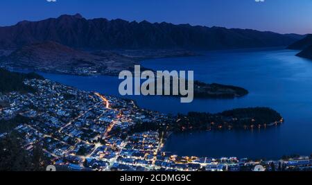 Blick über Queenstown und Lake Wakatipu auf The Remarkables, Otago, South Island, Neuseeland Stockfoto