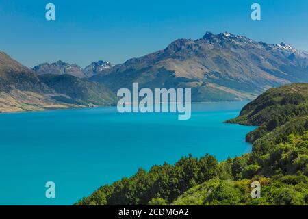 Blick über den Lake Wakatipu auf die Thomson Mountains, Queenstown, Otago, South Island, Neuseeland Stockfoto