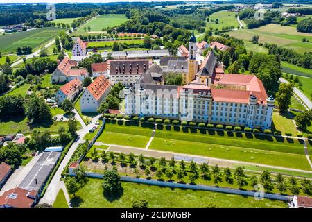 Luftbild, Kaiserliche Abtei, Kloster Ochsenhausen, mit St. Georg-Klosterkirche, Ochsenhausen, Kreis Biberach, Oberschwaben Stockfoto