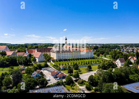 Luftbild, Kaiserliche Abtei, Kloster Ochsenhausen, mit St. Georg-Klosterkirche, Ochsenhausen, Kreis Biberach, Oberschwaben Stockfoto