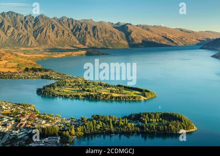 Blick über Queenstown und Lake Wakatipu zu den Remarkables bei Sonnenuntergang, Otago, South Island, Neuseeland Stockfoto