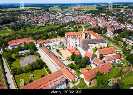 Luftbild, Kaiserliche Abtei, Kloster Ochsenhausen, mit St. Georg-Klosterkirche, Ochsenhausen, Kreis Biberach, Oberschwaben Stockfoto