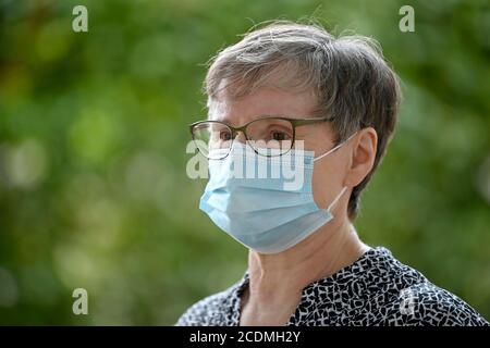 Ältere Frau trägt Mundmaske richtig über Nase und Mund, Porträt, Corona Krise, Deutschland Stockfoto